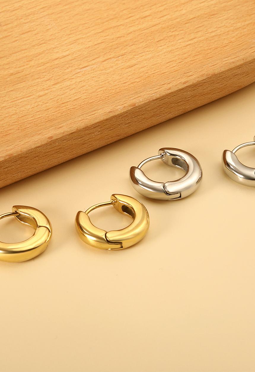 Zoe on Trend - Hinged designer hoop earring - gold