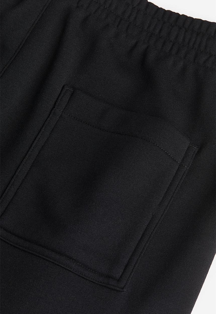H&M - Slim fit cargo joggers - black