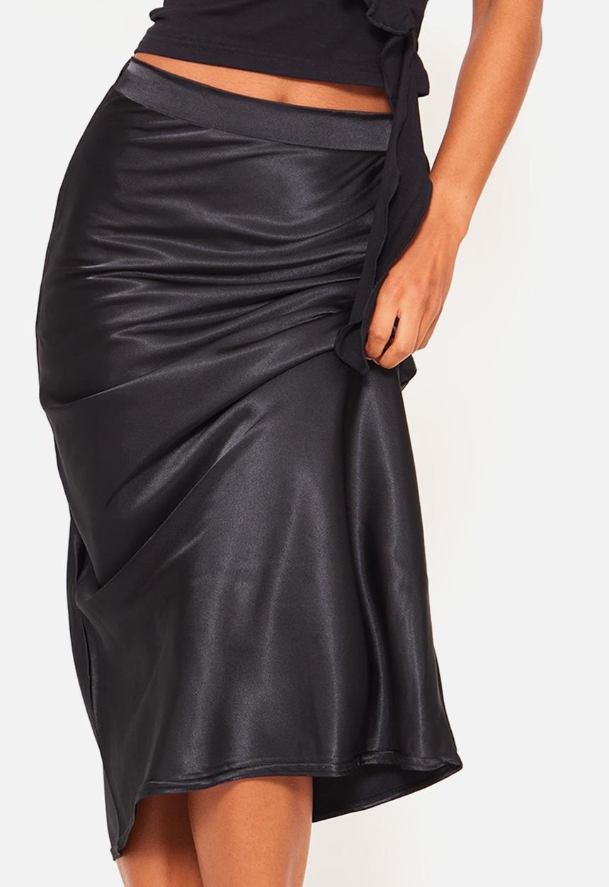 PrettyLittleThing - Black Satin Bias Cut Midi Skirt - Black