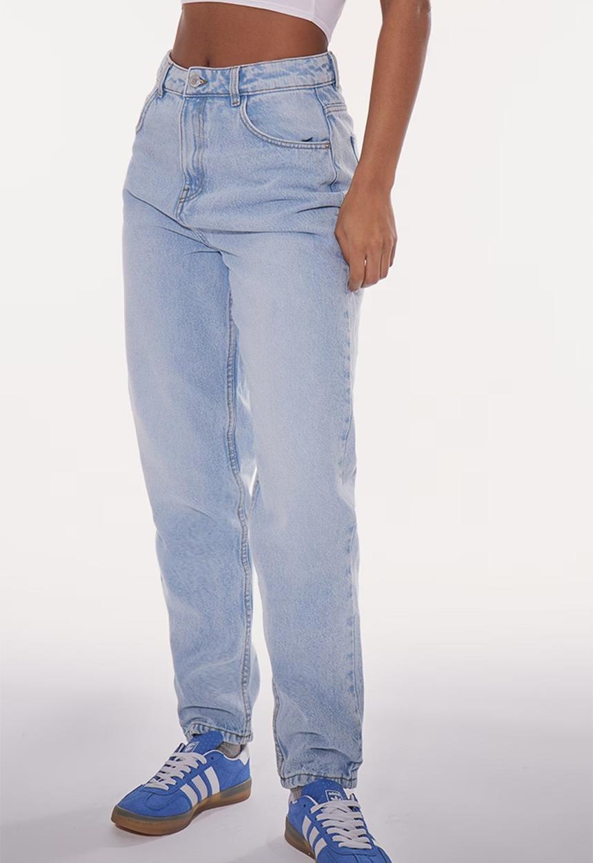PrettyLittleThing - Light Blue Wash High Rise Mom Jeans - Light Blue