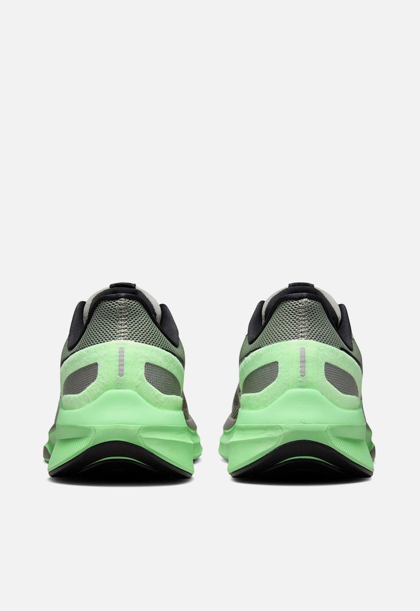 Nike - Structure 25