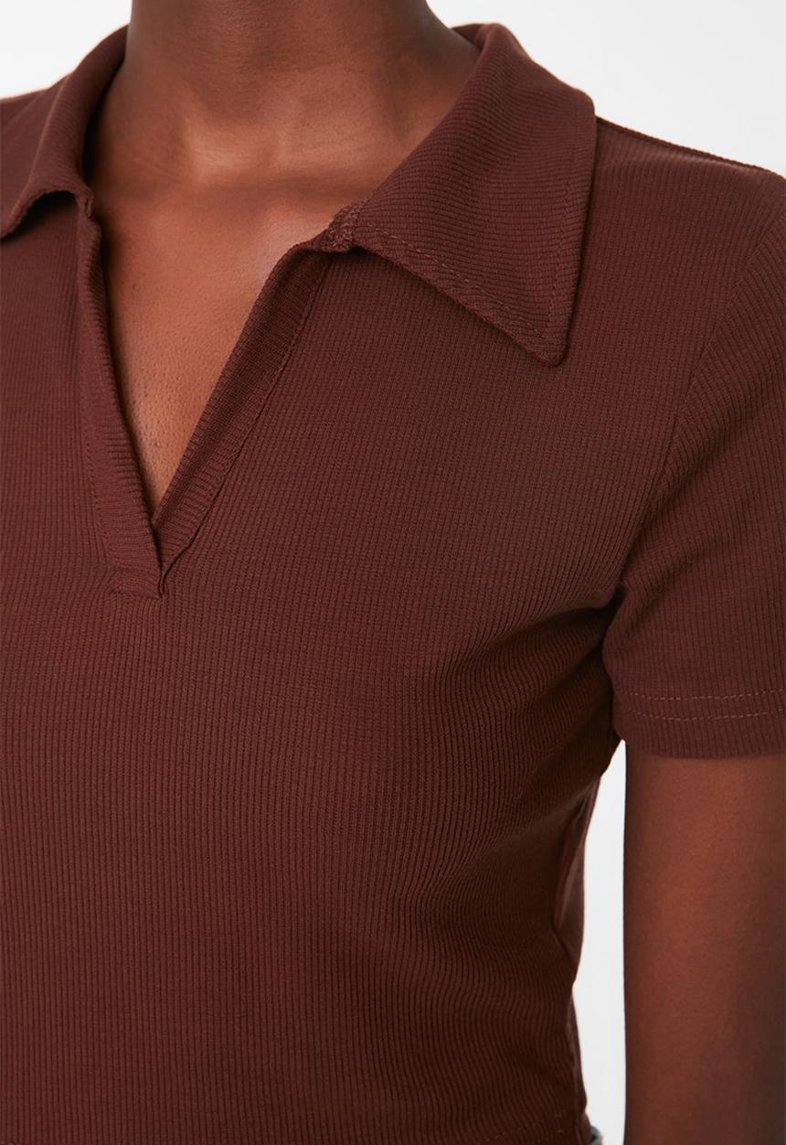 Trendyol - Fitted/situated crop polo neck ribbed stretch knit blouse - brown