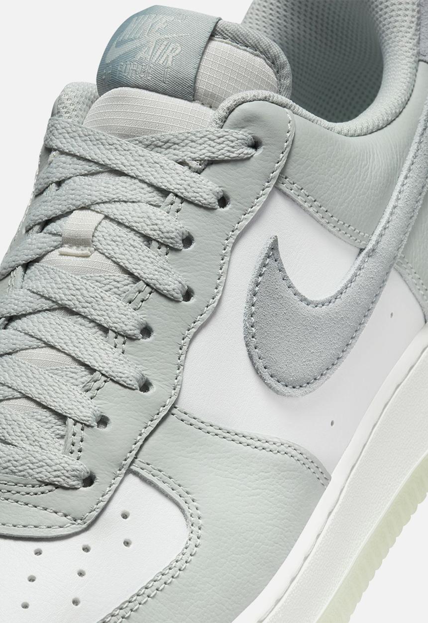 Nike - Air Force 1 '07 LV8