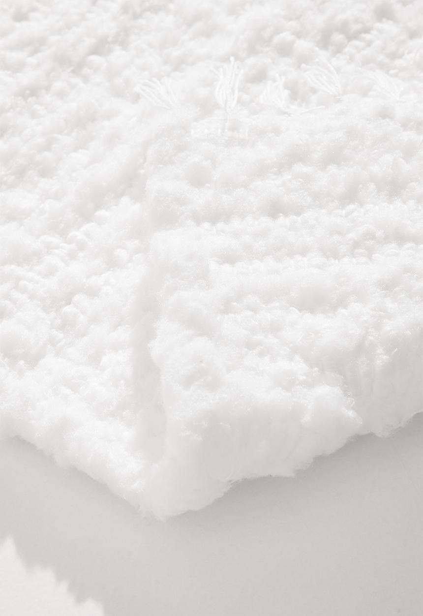 Amelia Jackson - Fluffy bath mat - white