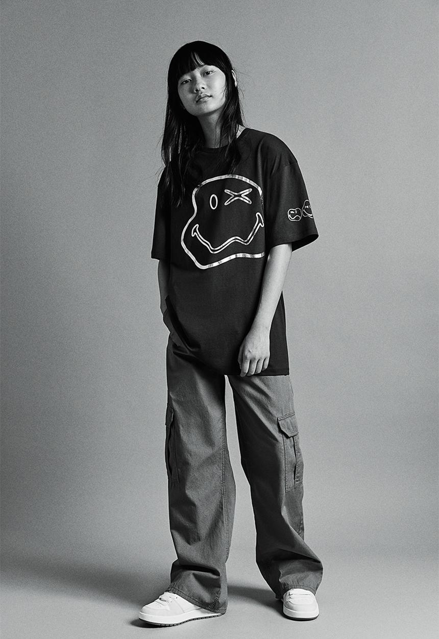 H&M - Oversized printed t-shirt - dark grey & smileyworld®