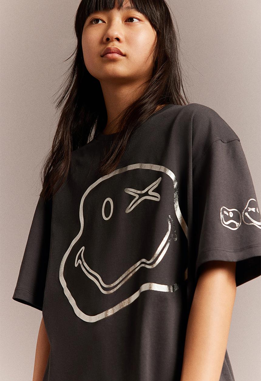 H&M - Oversized printed t-shirt - dark grey & smileyworld®