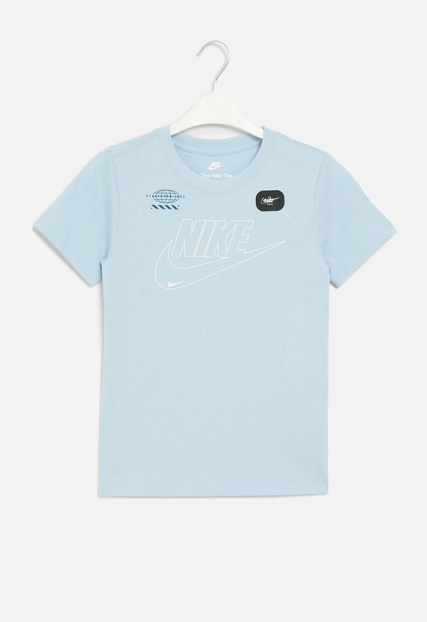 Nike - Nkb club+ futura tee - light armory blue