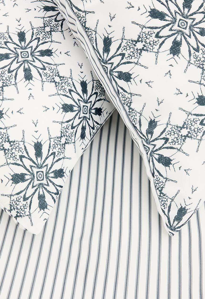 Sixth Floor - Super Soft Reversible Geometric Floral - white & navy