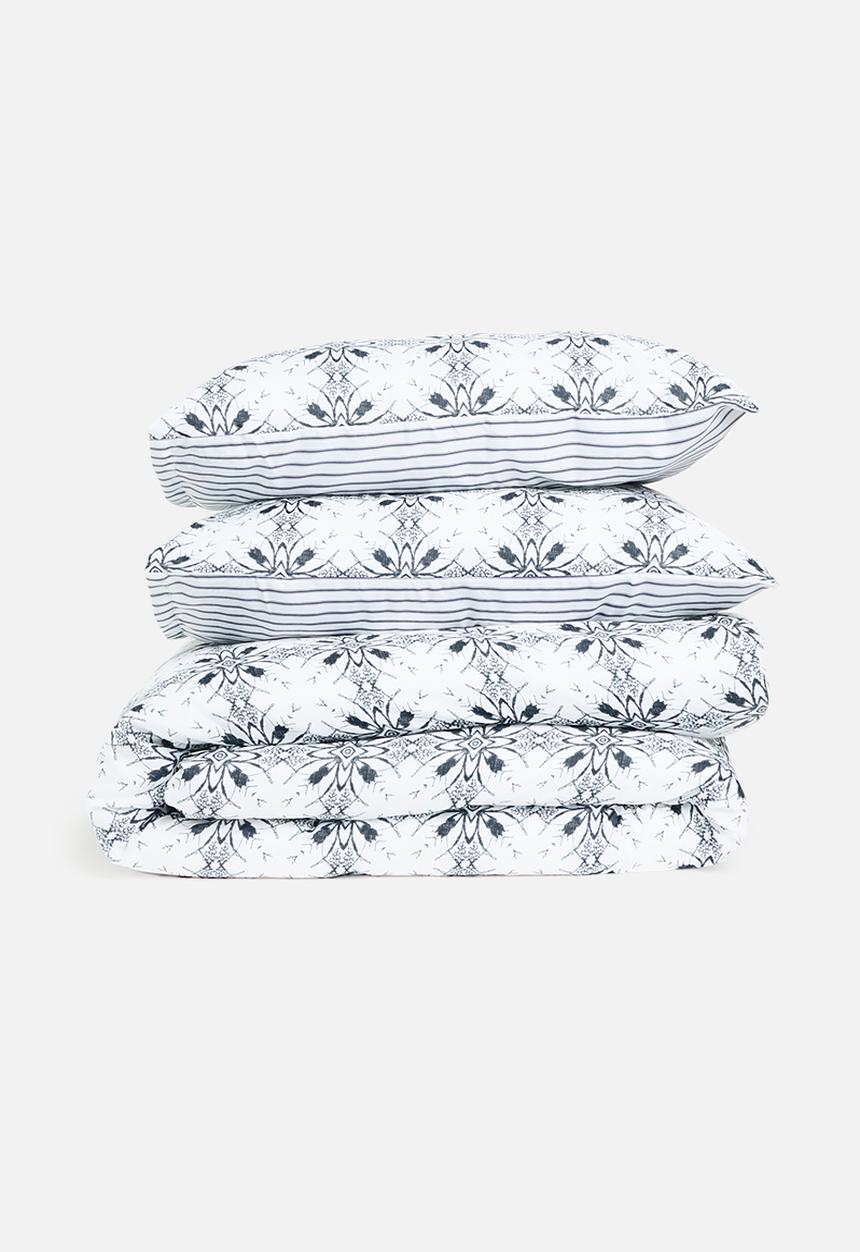 Sixth Floor - Super Soft Reversible Geometric Floral - white & navy