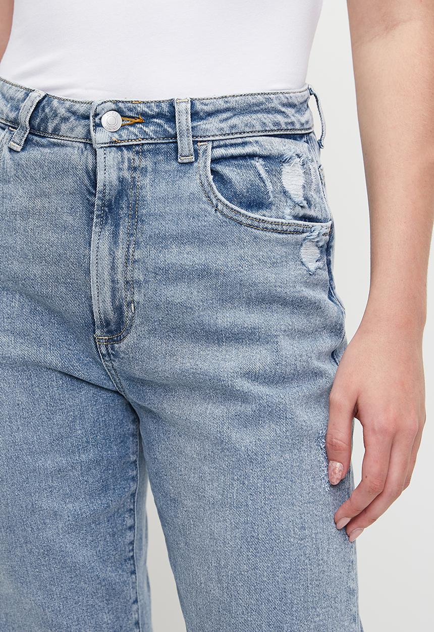 GUESS - High rise mom jean - light wash