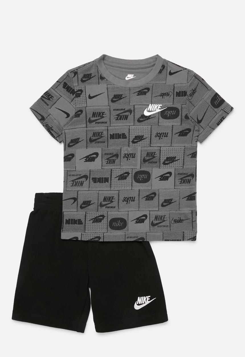 Nike - Nkb b nsw club ssnl aop short - black