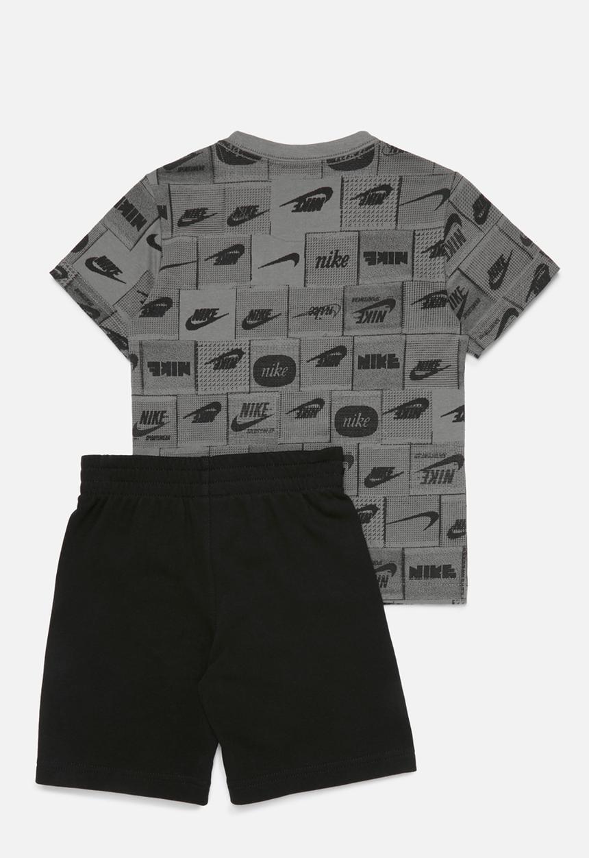 Nike - Nkb b nsw club ssnl aop short - black