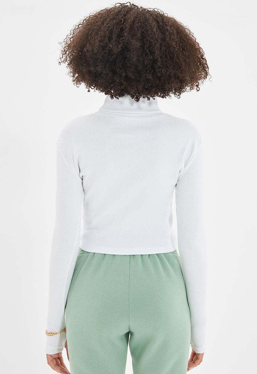 Trendyol - Fitted crop turtleneck finger detailed ribbed stretchy blouse - white