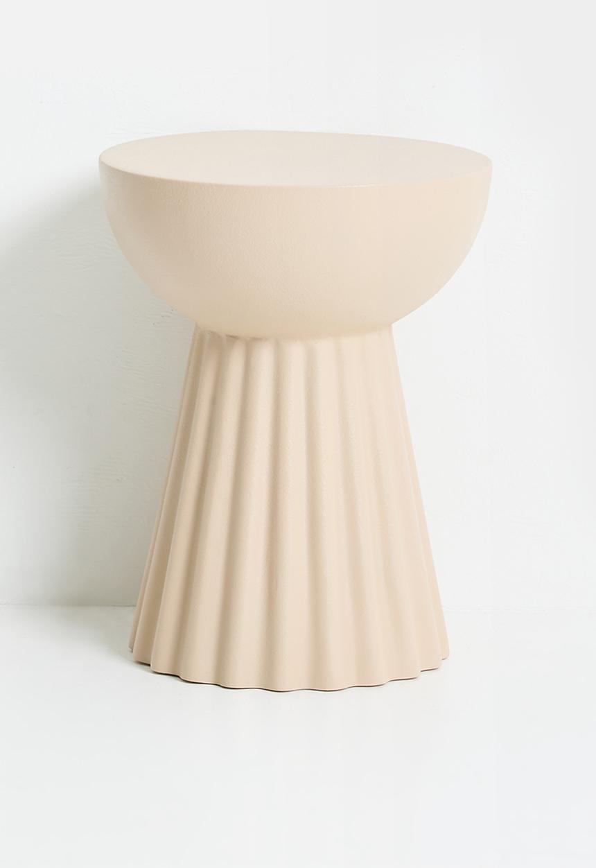 Nolden Brothers - Ribbed outdoor side table - stippled neutral 