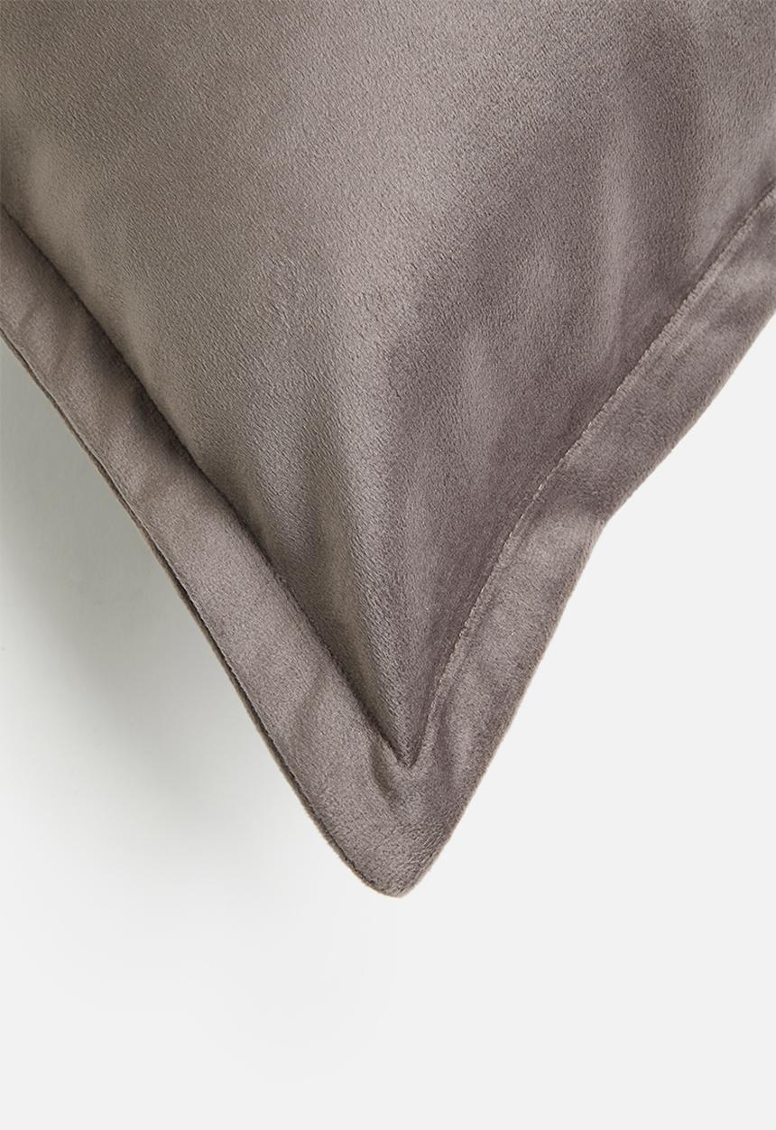 Grey Gardens - Rema velvet cushion cover - Taupe