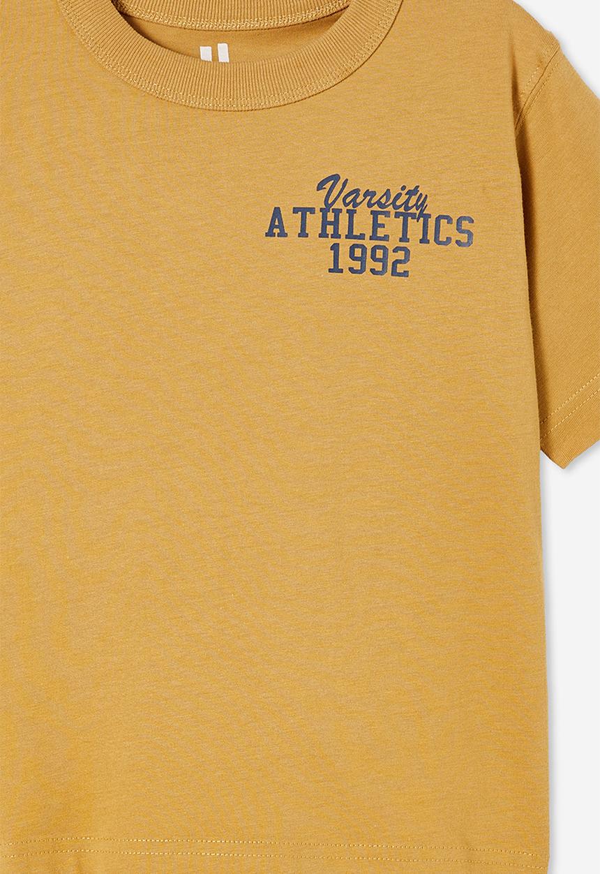 Cotton On - Jonny short sleeve graphic print tee - mustard seed/varsity athletics 1992