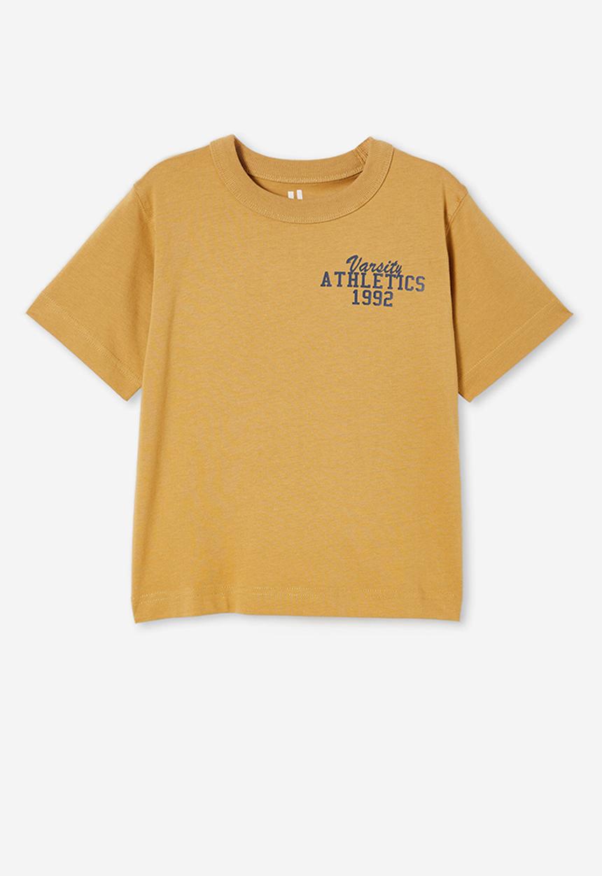 Cotton On - Jonny short sleeve graphic print tee - mustard seed/varsity athletics 1992
