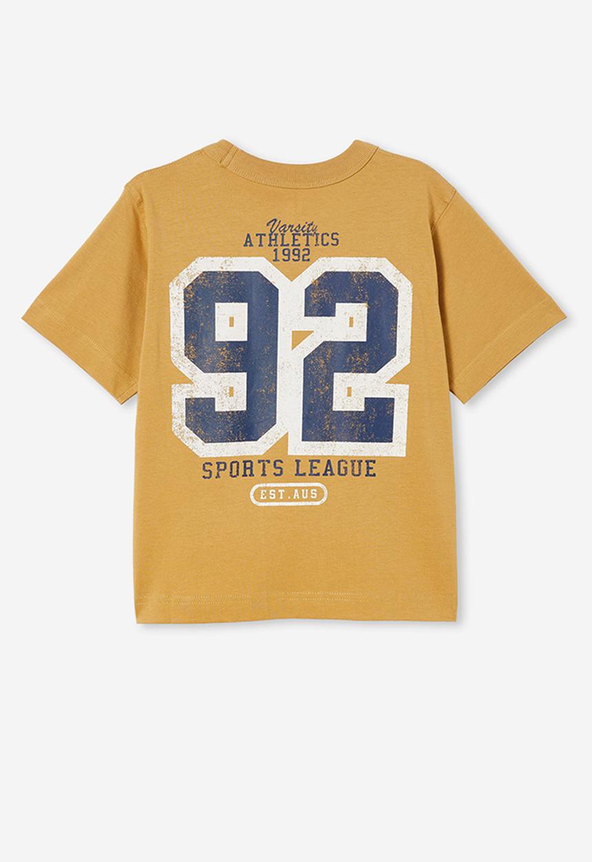 Cotton On - Jonny short sleeve graphic print tee - mustard seed/varsity athletics 1992