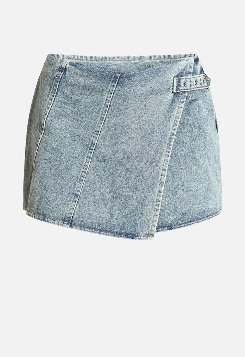 PrettyLittleThing - Mid Rise Denim Wrap Over Mini Skirt - Vintage Wash