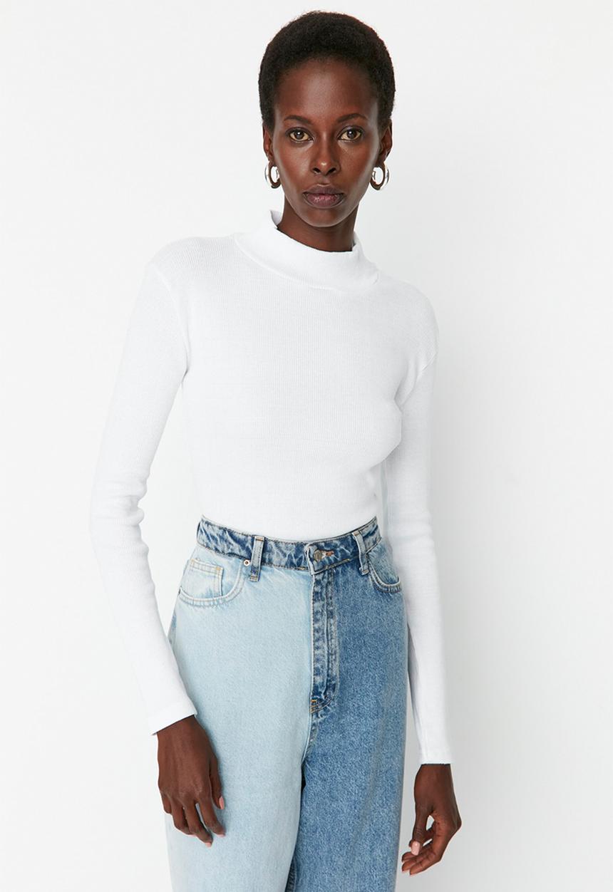 Trendyol - Fitted High Collar Long Sleeve Ribbed Stretchy Knitted Top - White