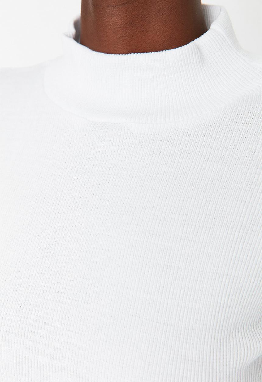 Trendyol - Fitted High Collar Long Sleeve Ribbed Stretchy Knitted Top - White