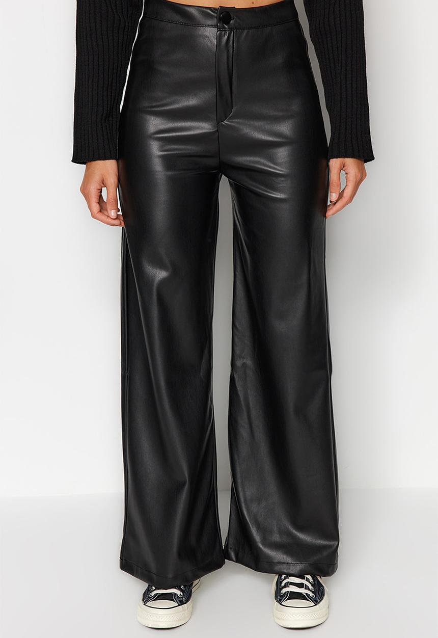 Trendyol - Faux leather wide leg pocket detailed knitted trousers - black 