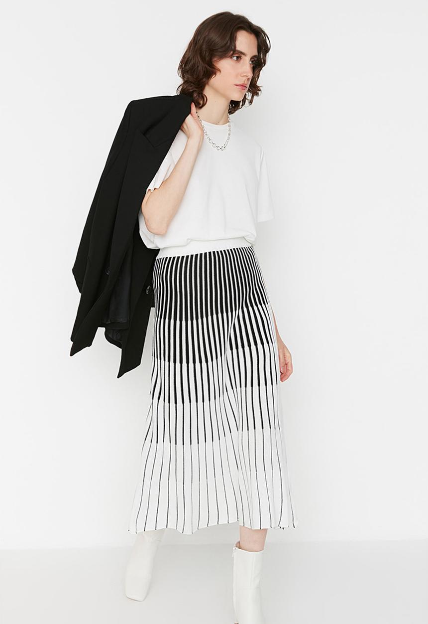 Trendyol - Midi color block knitwear skirt - black/white