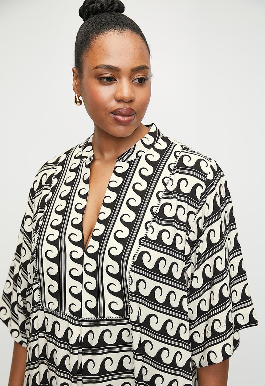 Me&B - Plus The Tunic Bib Front Maxi Dress - Wavestripe