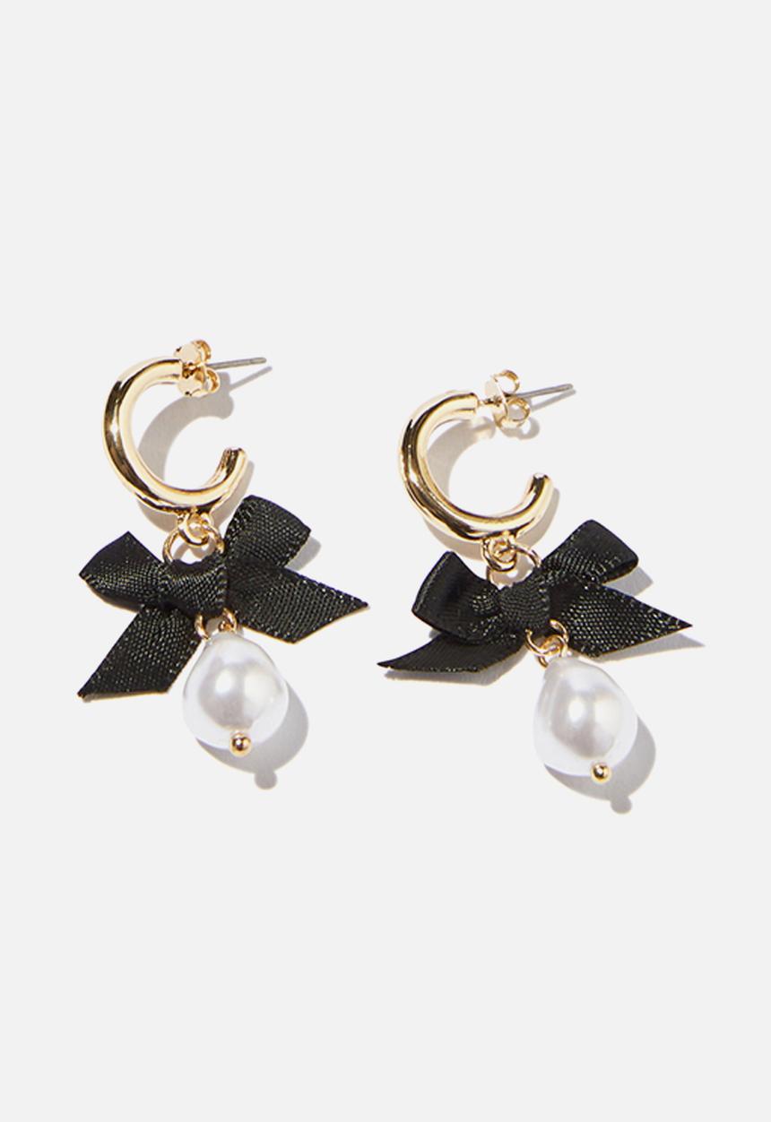Rubi - Small charm earring - up black bow pearl drop