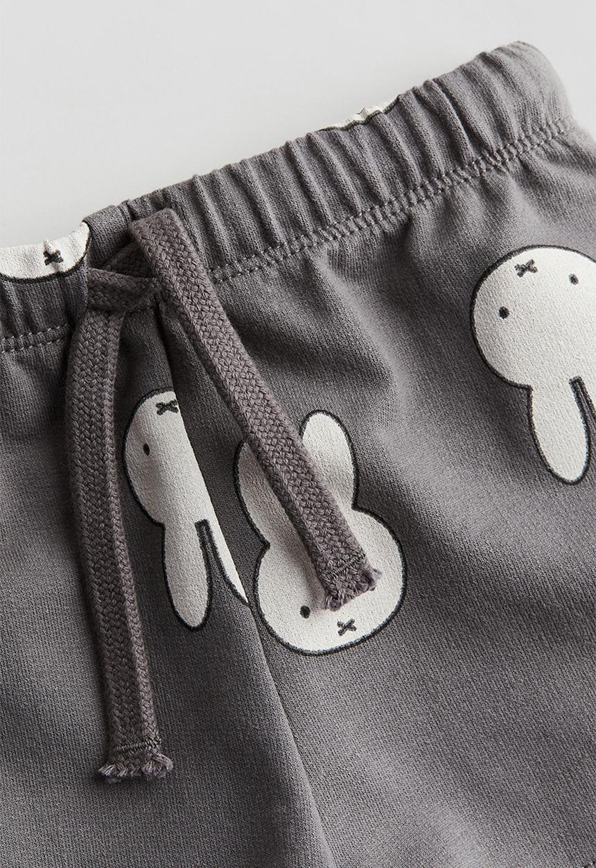 H&M - Patterned sweatshirt shorts - dark grey miffy 