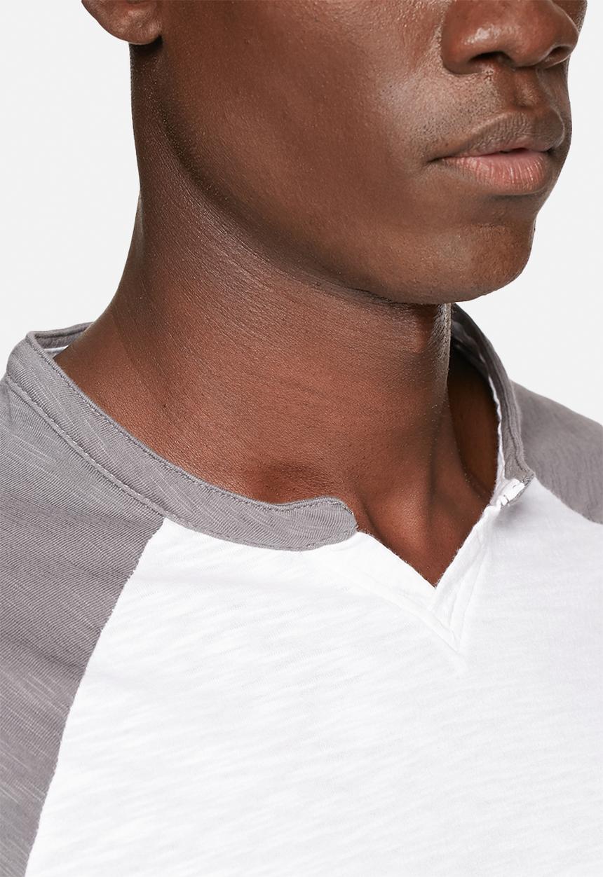 GUESS - Roper Raglan Tee