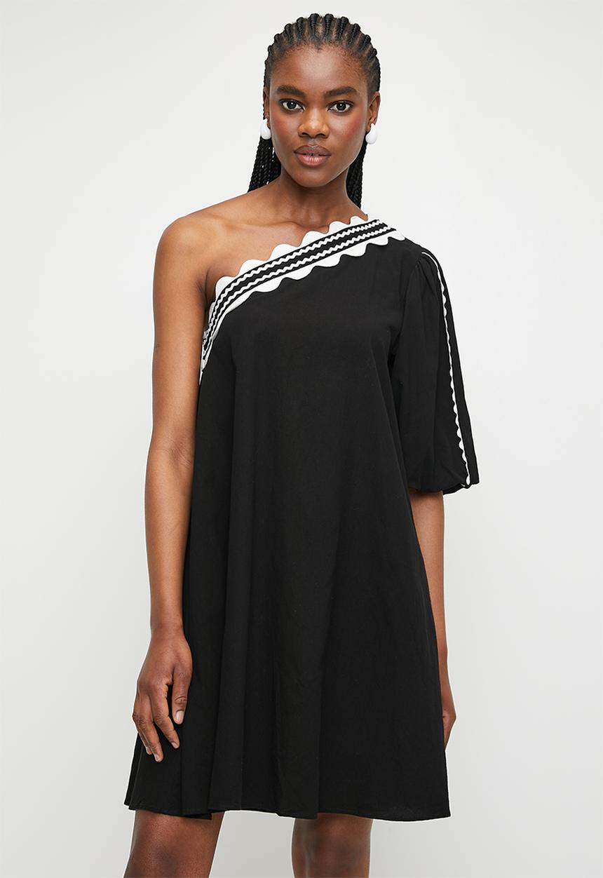 Superbalist - Embroidery asym mini trapeze - black
