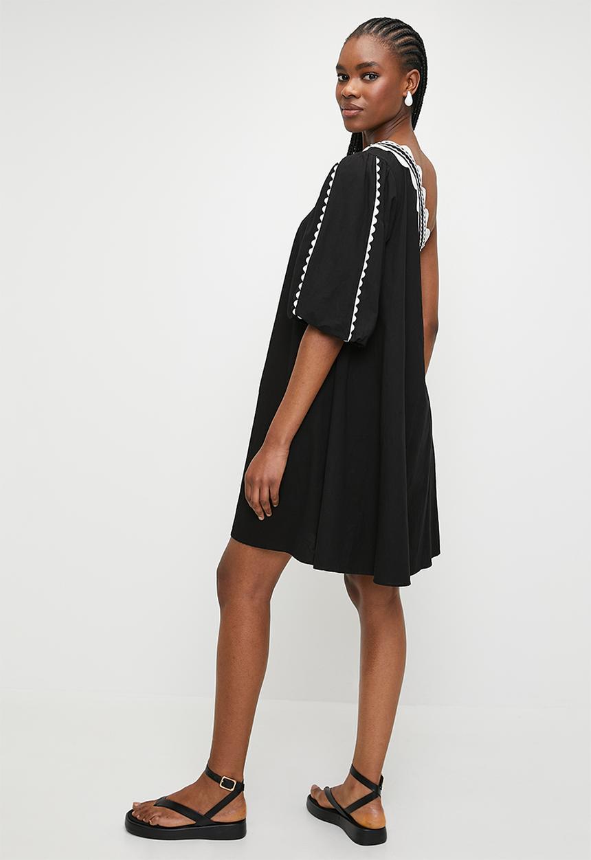 Superbalist - Embroidery asym mini trapeze - black