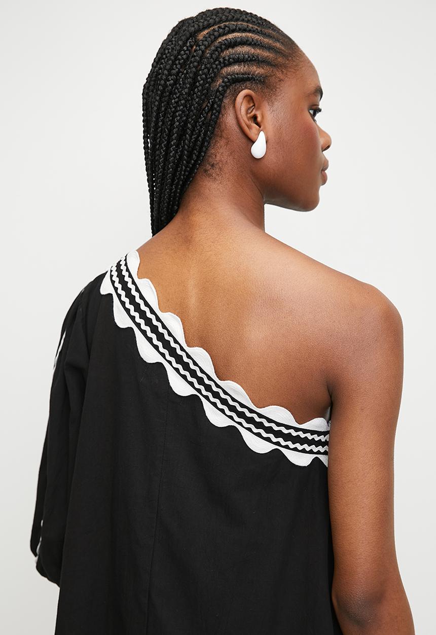 Superbalist - Embroidery asym mini trapeze - black
