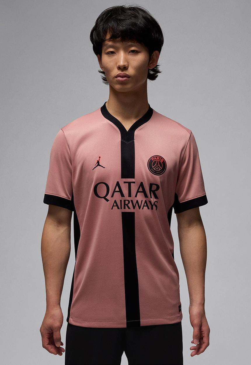 black and pink psg kit