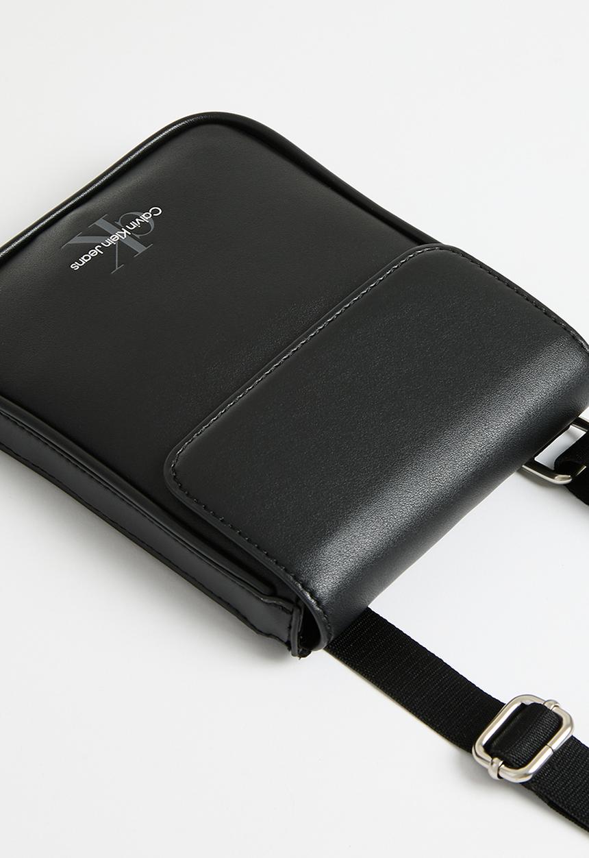 Calvin Klein - Monogram Soft Phone Cb W/Gusset - Black