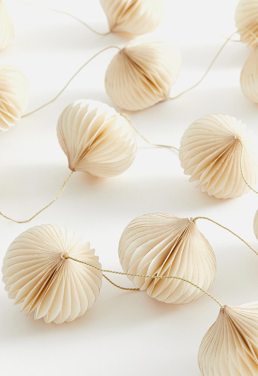 H&M - Glittery garland - white