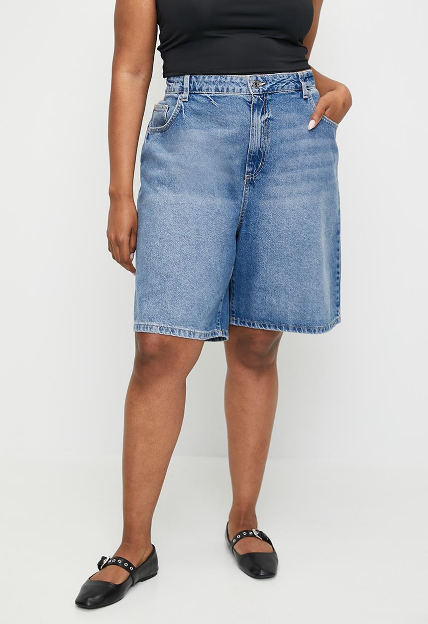 Cotton On - Plus Super Baggy Denim Jort - Blue Haze