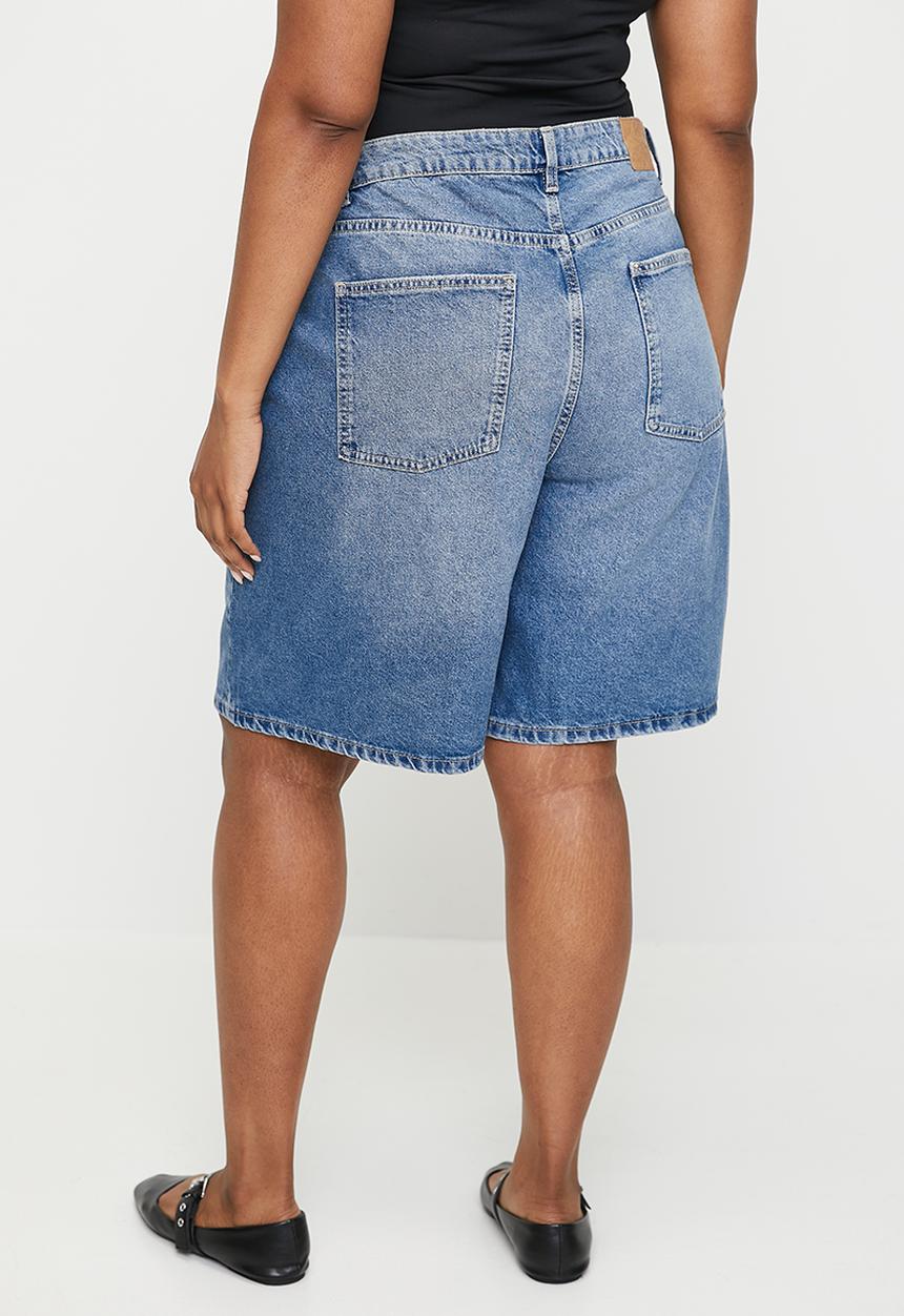 Cotton On - Plus Super Baggy Denim Jort - Blue Haze