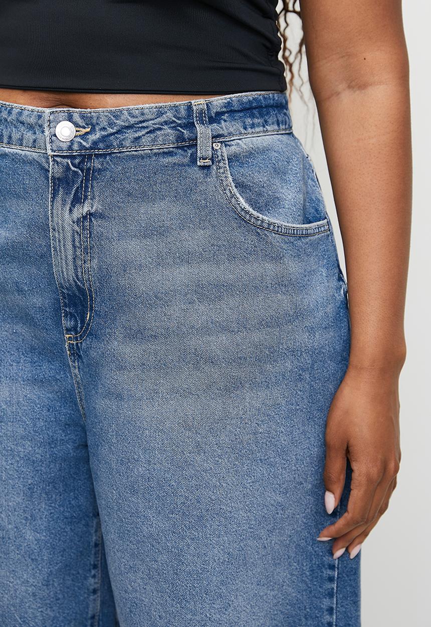 Cotton On - Plus Super Baggy Denim Jort - Blue Haze