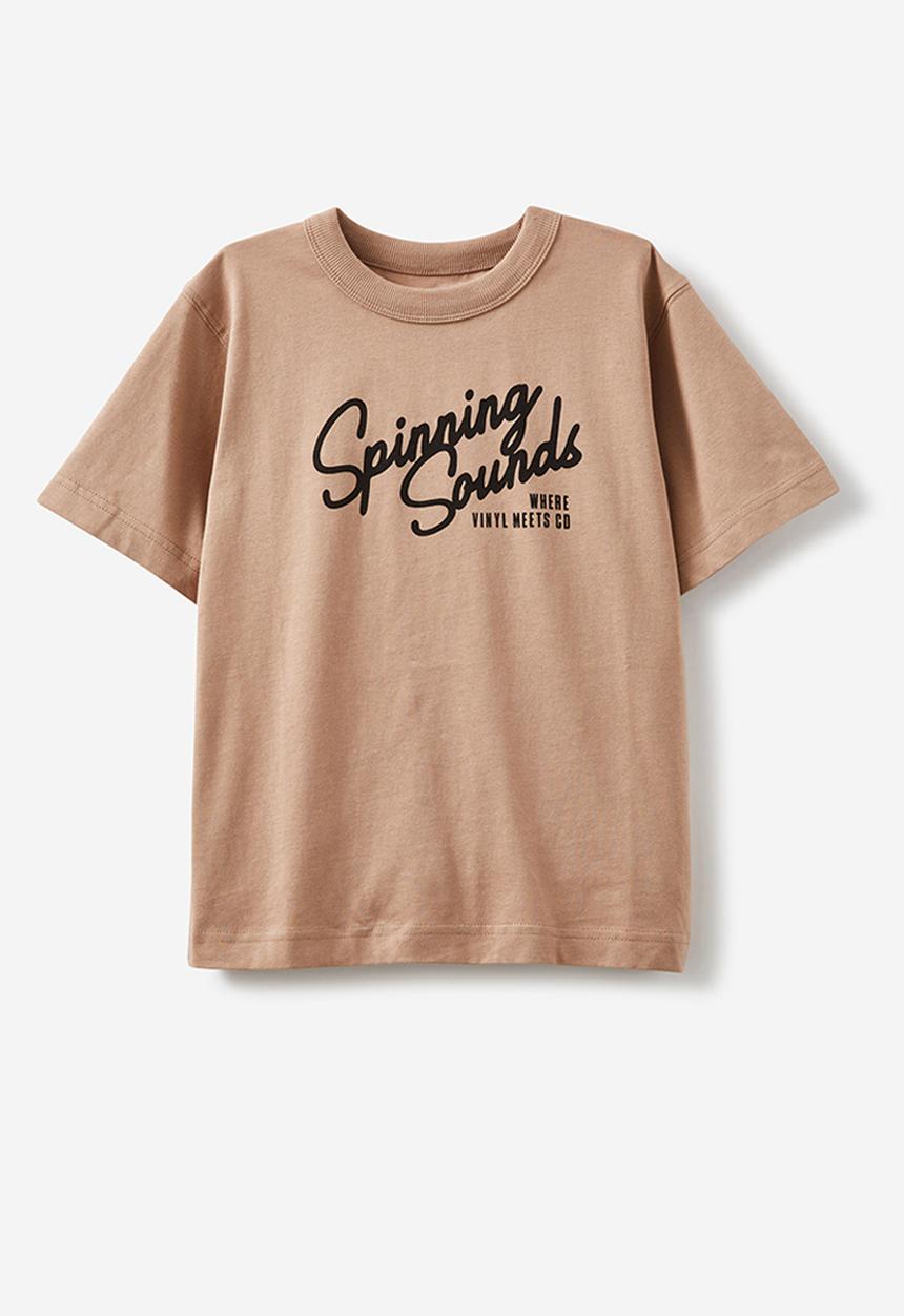 Cotton On - Jonny short sleeve print tee - taupy brown/black spinning sounds