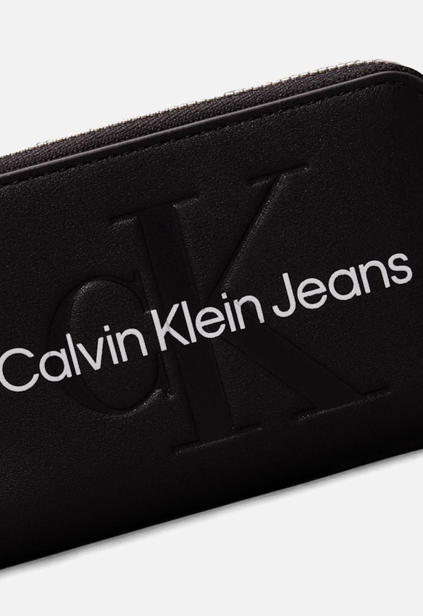 Calvin Klein - Scuplted medium zip around purse - black