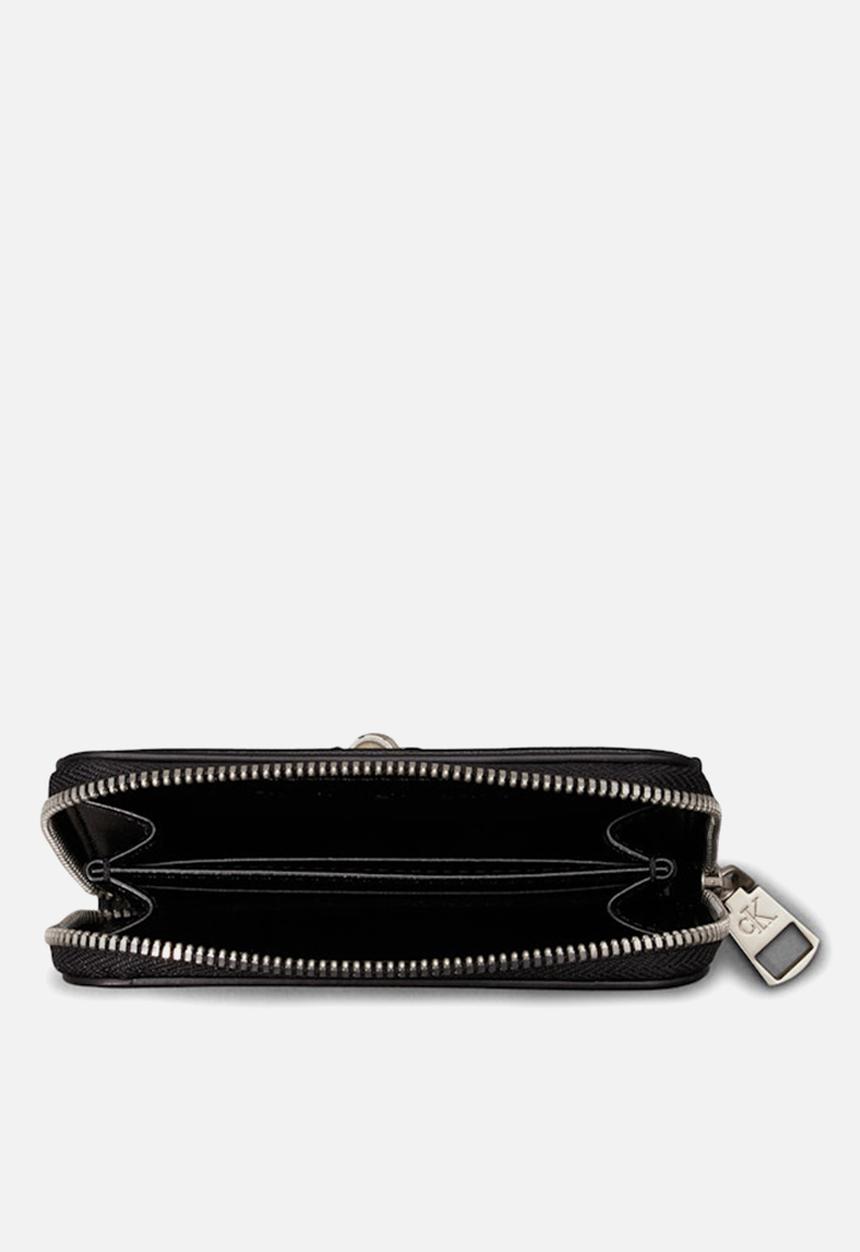 Calvin Klein - Scuplted medium zip around purse - black