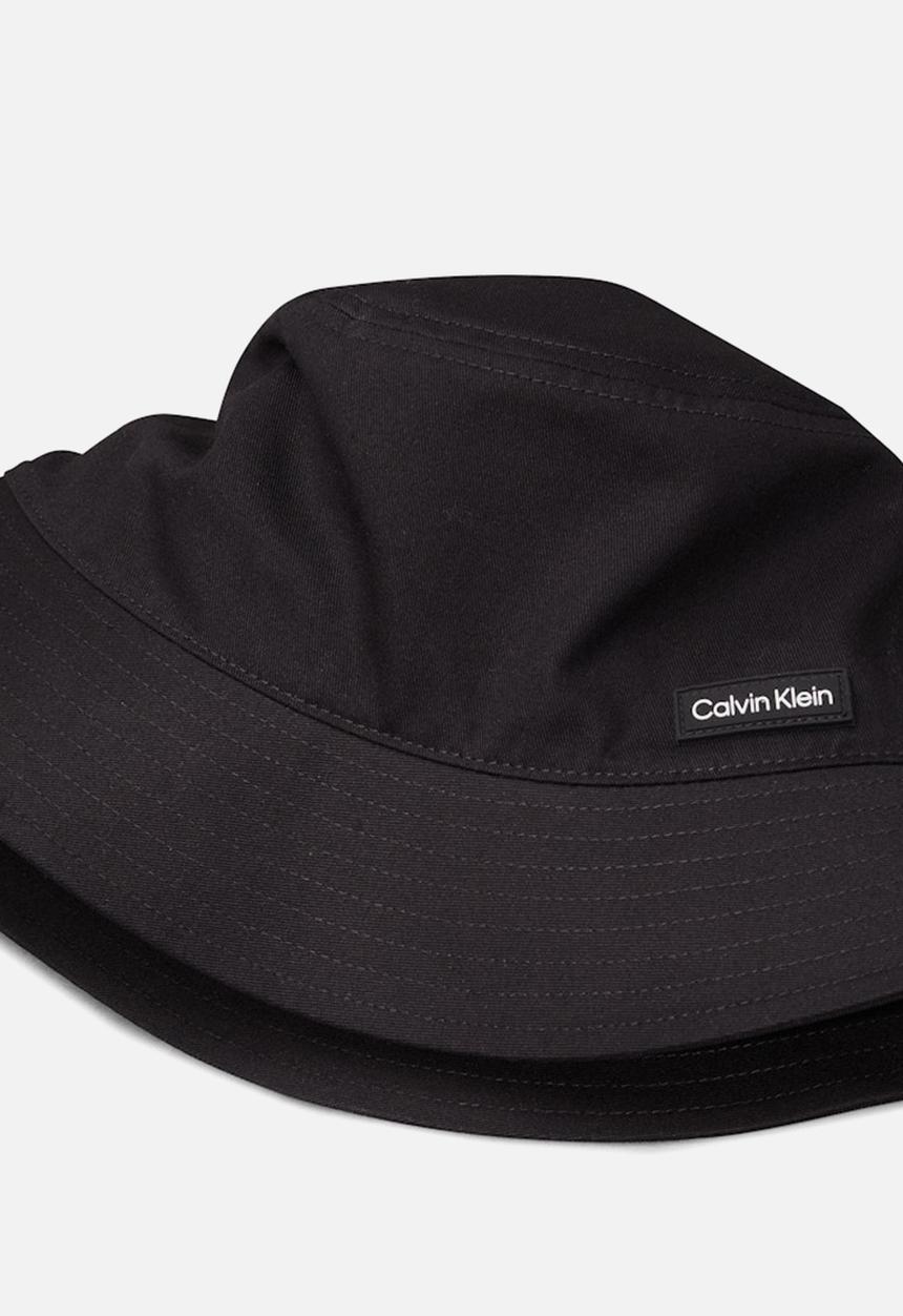 Calvin Klein - Essential patch bucket - black