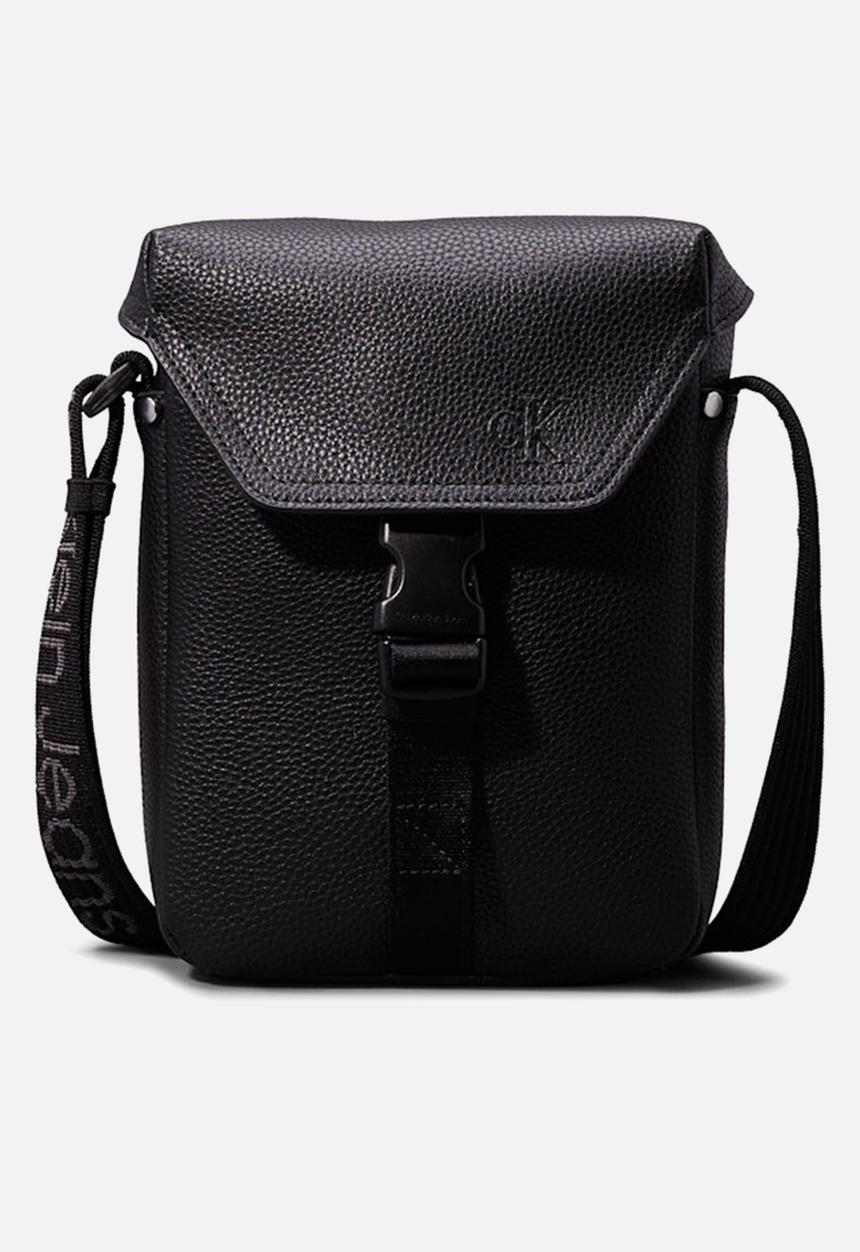 Calvin Klein - Ultralight reporter18 w/flap pu - black