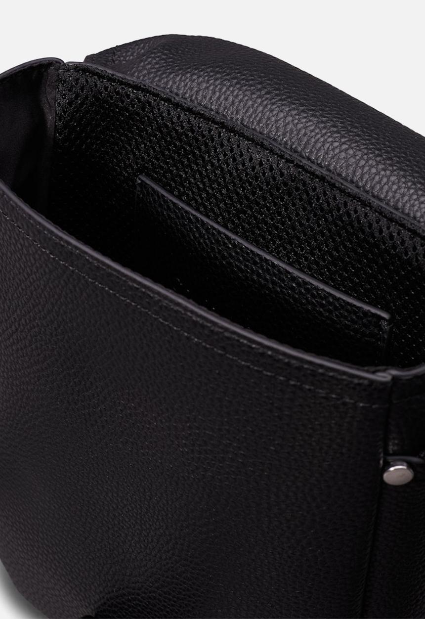 Calvin Klein - Ultralight reporter18 w/flap pu - black