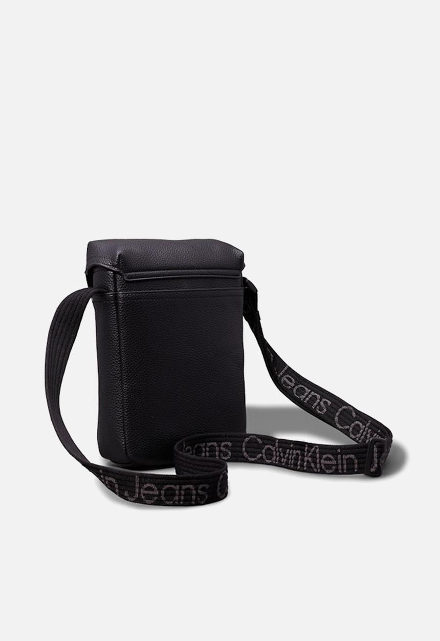 Calvin Klein - Ultralight reporter18 w/flap pu - black