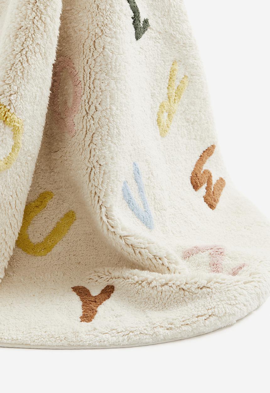 H&M - Tufted alphabet rug - light beige alphabet
