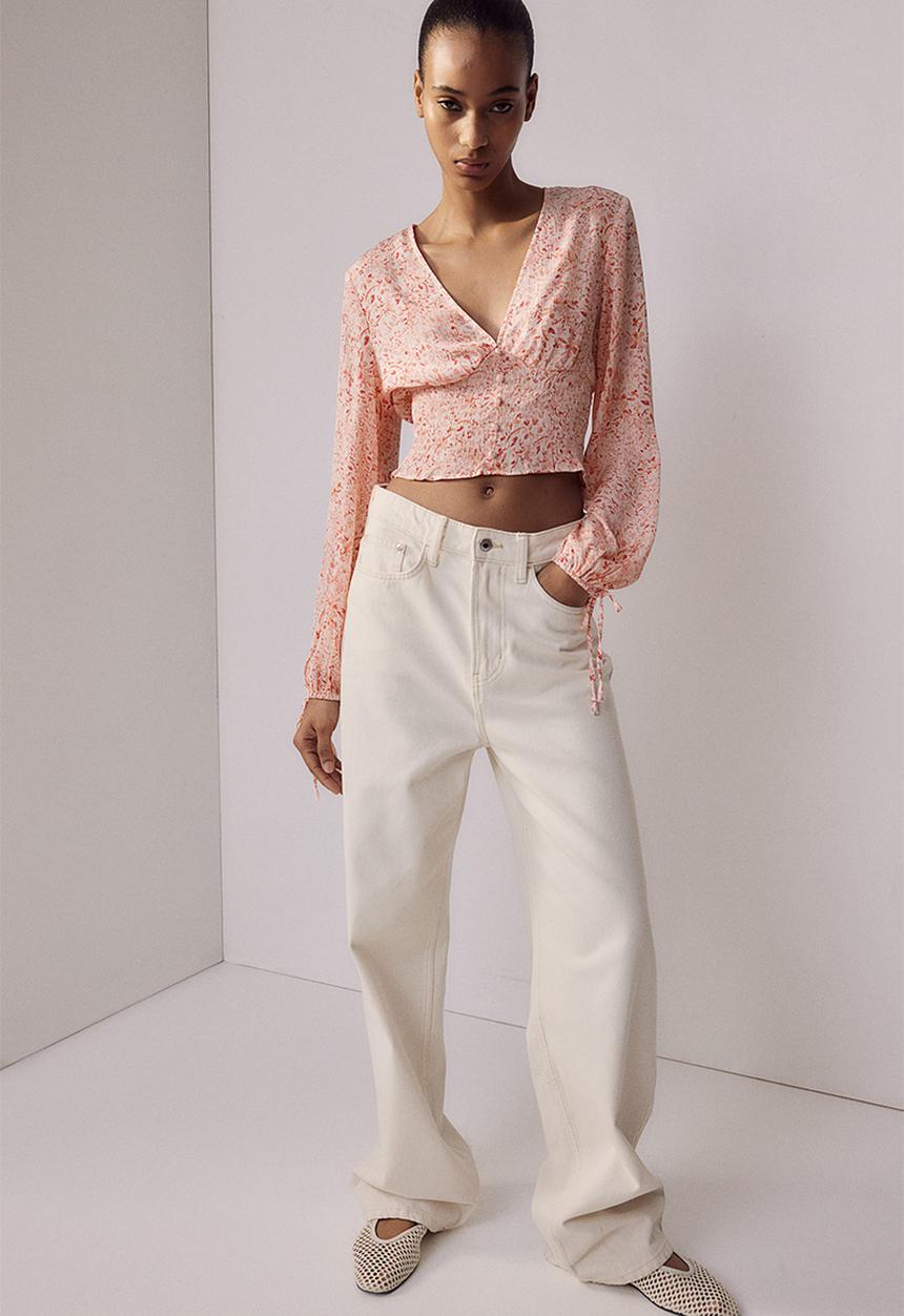 H&M - Cropped v-neck blouse - light pink/patterned -
