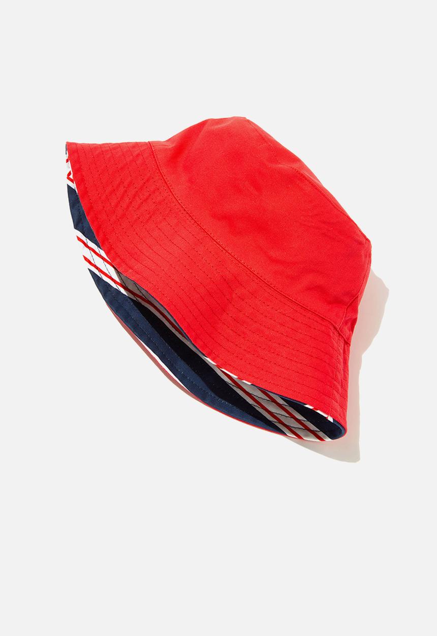 Cotton On - Kids reversible bucket hat - in the navy stripe/varsity red